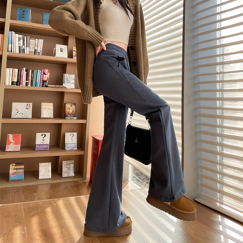 フレアシルエットのワークパンツ