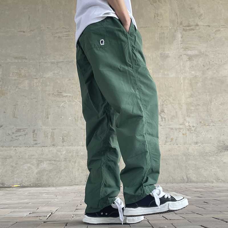 ストライプのトップスと合わせるおしゃれなワークパンツコーデ10選