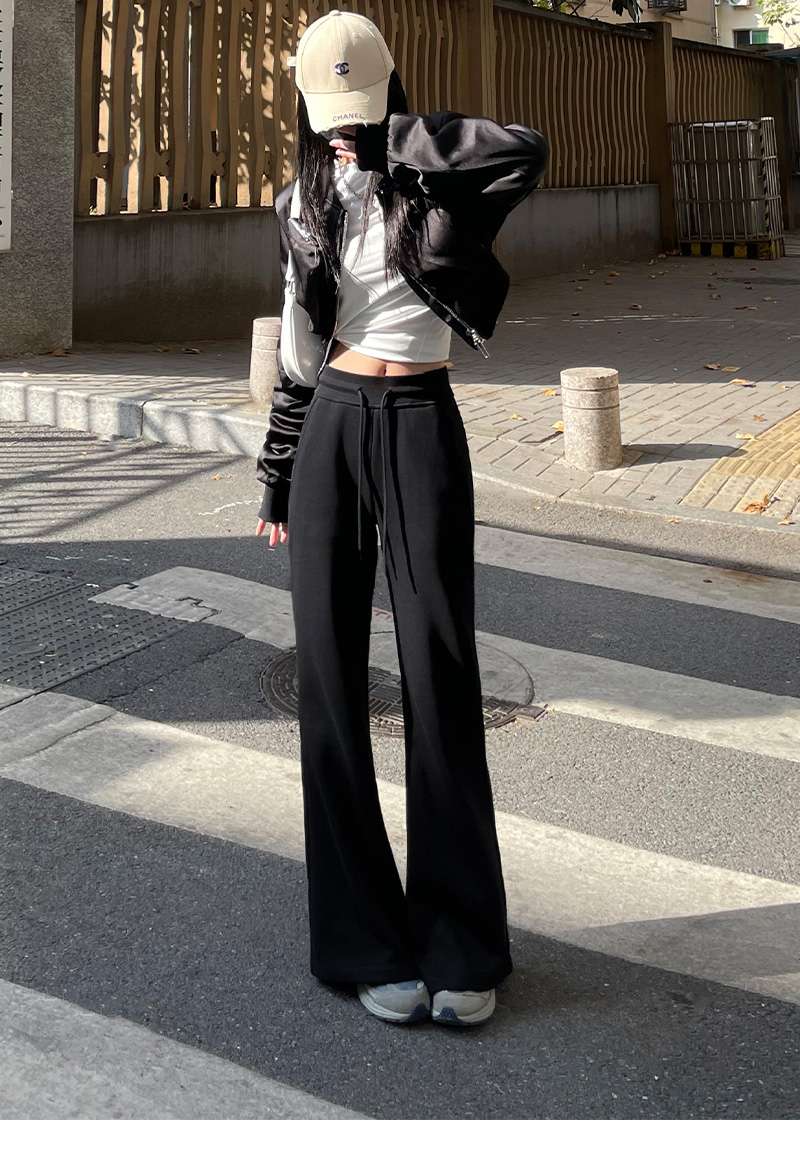 フレアシルエットのワークパンツ