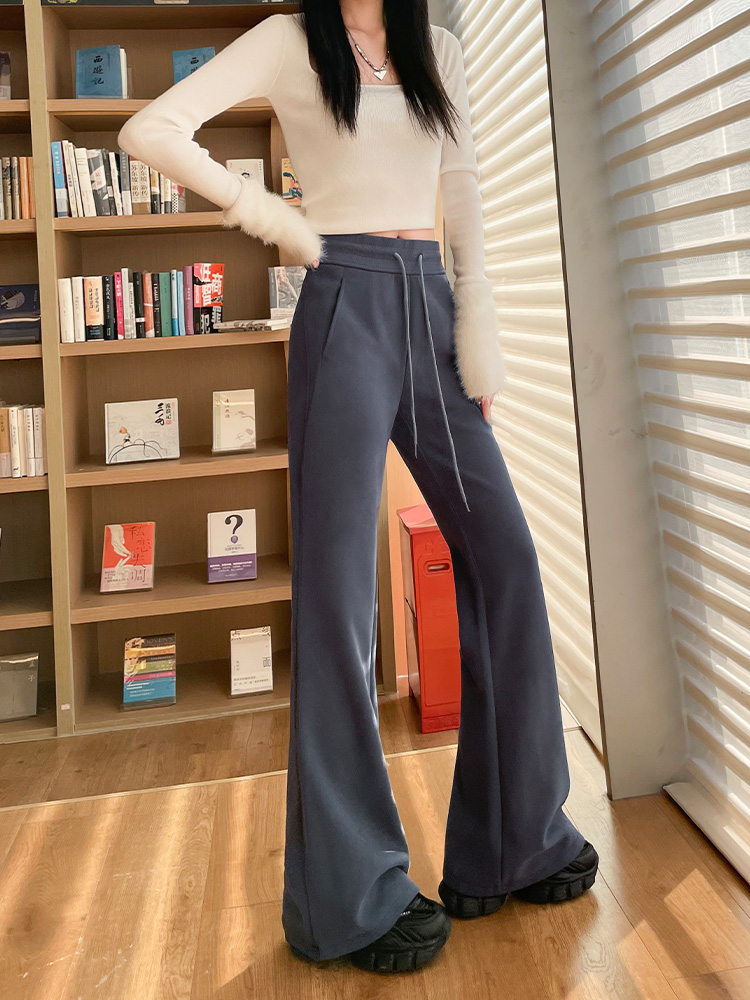 フレアシルエットのワークパンツ
