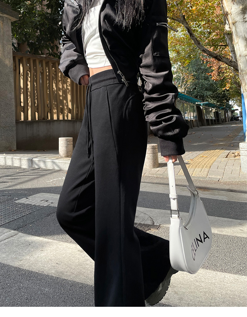 フレアシルエットのワークパンツ