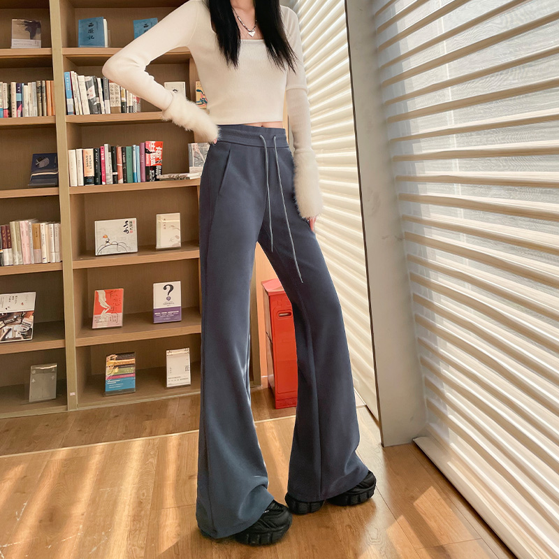 フレアシルエットのワークパンツ