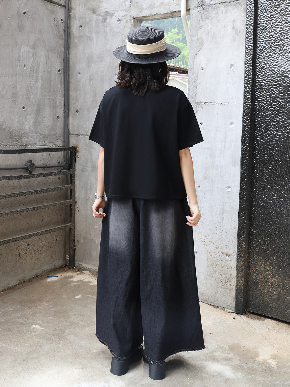 https://fulmo-img-server.com/pants-set/00c604f5-40eb-41ee-a6e2-6f219f896b76.jpg