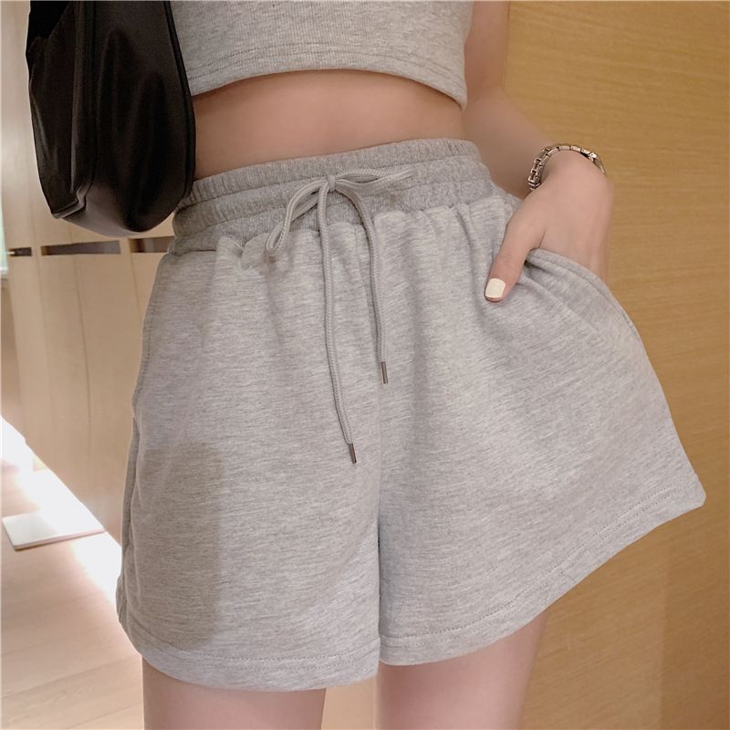 パンツセットアップ 三点式キャミソールトップとショートパンツとジャケット