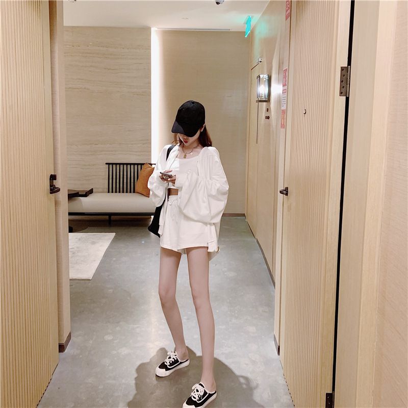 パンツセットアップ 三点式キャミソールトップとショートパンツとジャケット