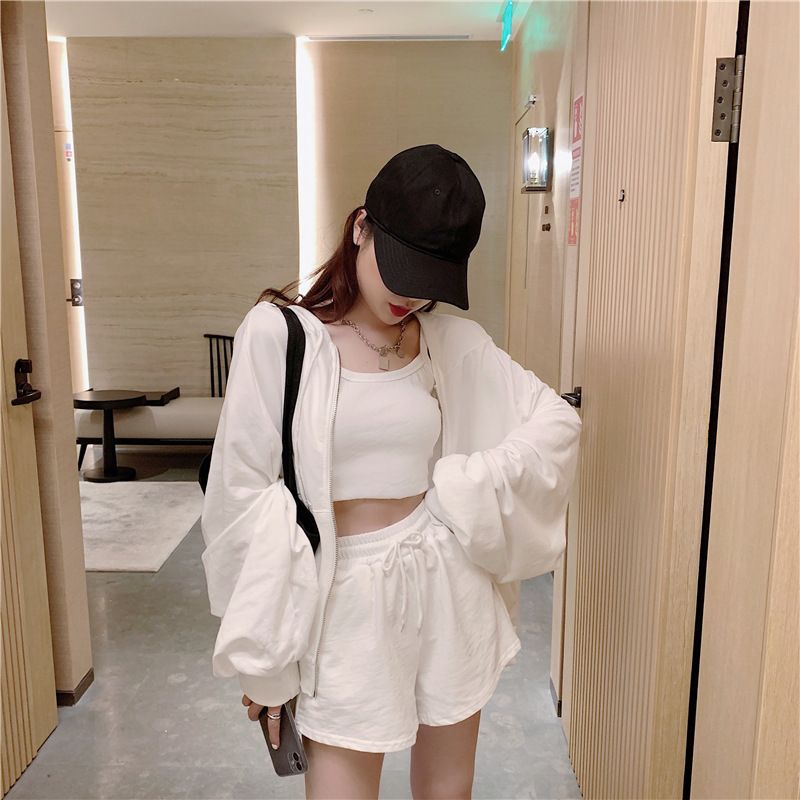 パンツセットアップ 三点式キャミソールトップとショートパンツとジャケット