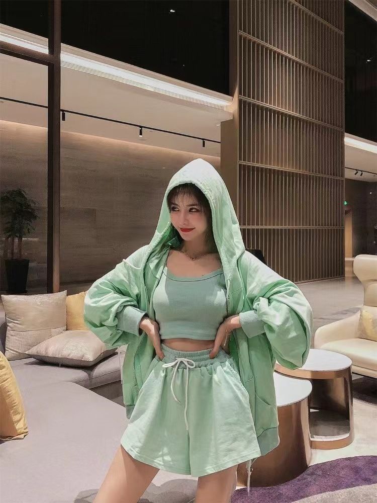 パンツセットアップ 三点式キャミソールトップとショートパンツとジャケット