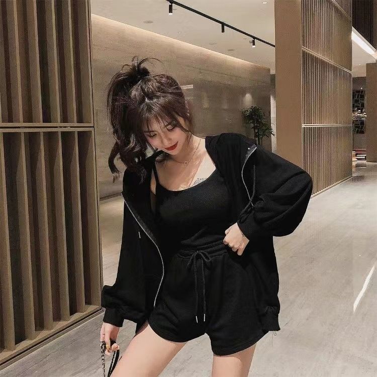 パンツセットアップ 三点式キャミソールトップとショートパンツとジャケット