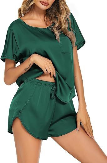 パンツセットアップ サテン風光沢ショートパンツ上下セット