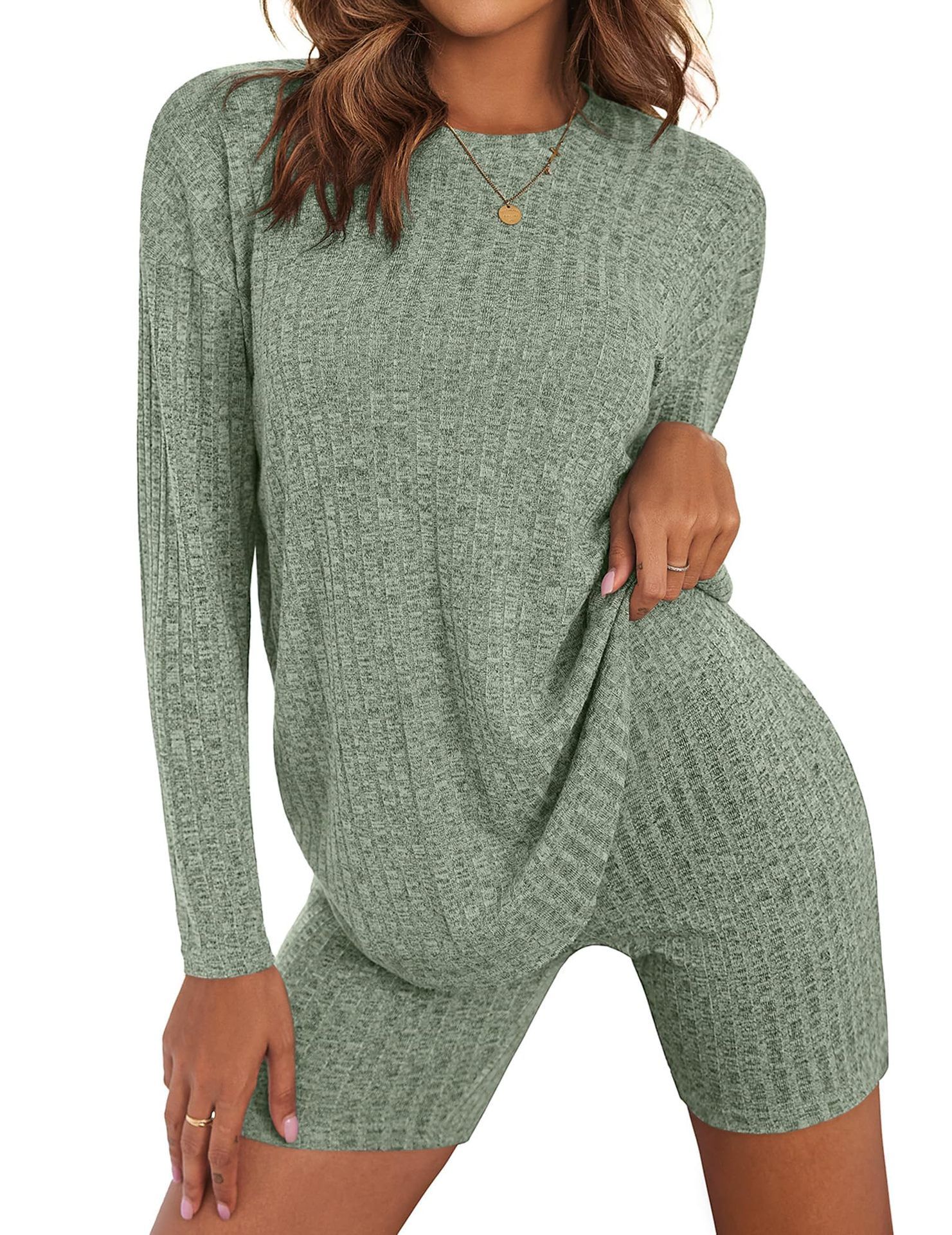 パンツセットアップ リブ編みニット素材長袖トップスとショートパンツの上下セット