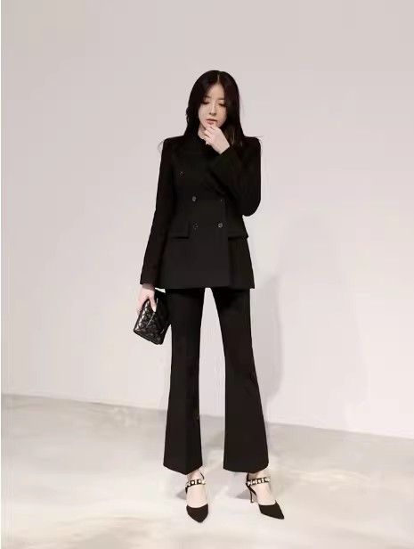 パンツセットアップ 上品なダブルボタン仕立てのテーラードパンツセットアップ