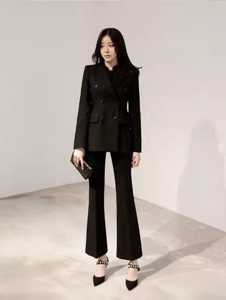 パンツセットアップ 上品なダブルボタン仕立てのテーラードパンツセットアップ