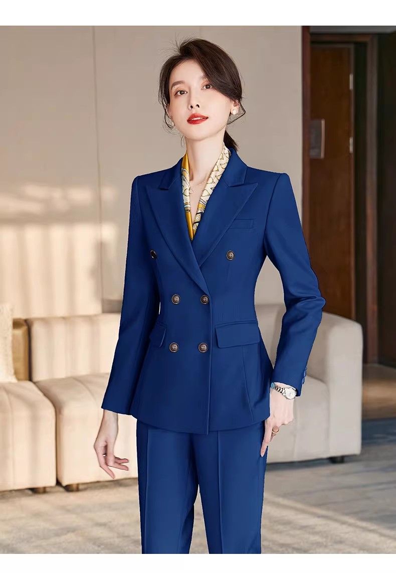 パンツセットアップ 上品ダブルボタン仕立てのオフィススーツ