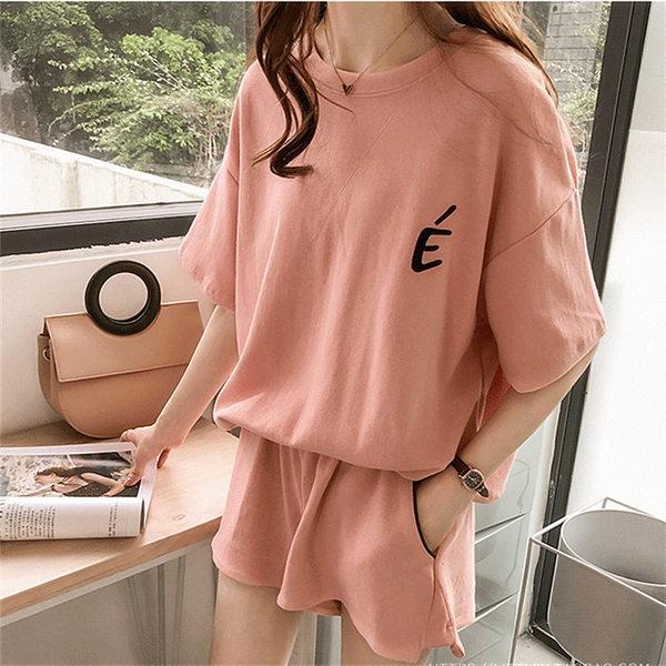 パンツセットアップ ゆったりロゴ入り上下セット