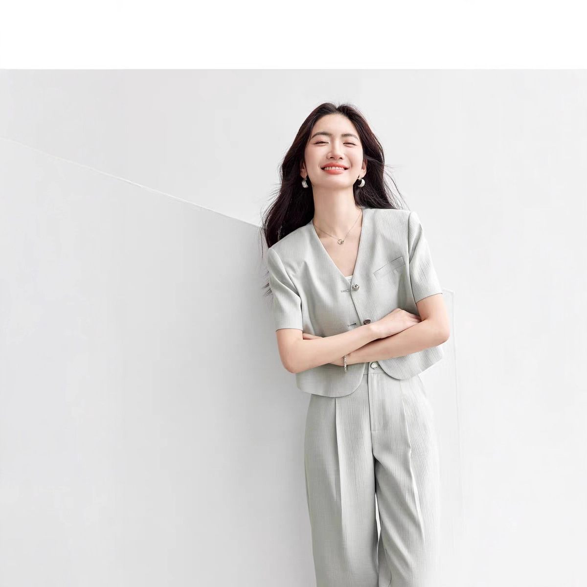パンツセットアップ 上品なベスト付き半袖ジャケットとワイドパンツのセットアップ