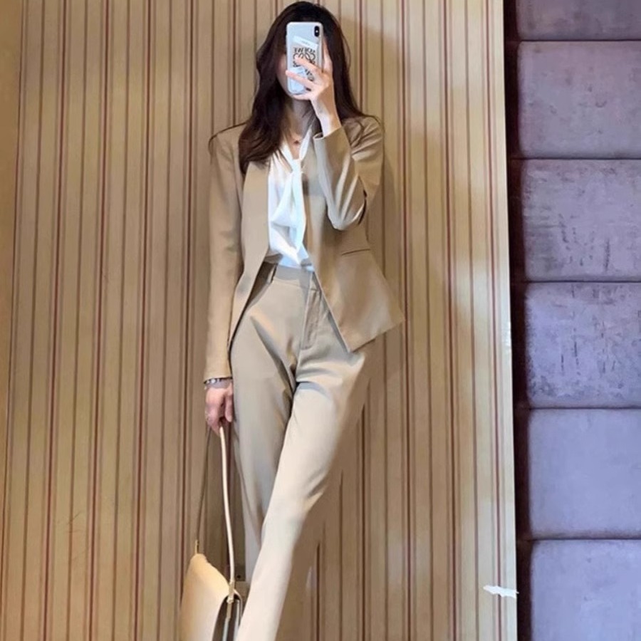 パンツセットアップ 洗練されたシルエットのパンツセットアップ