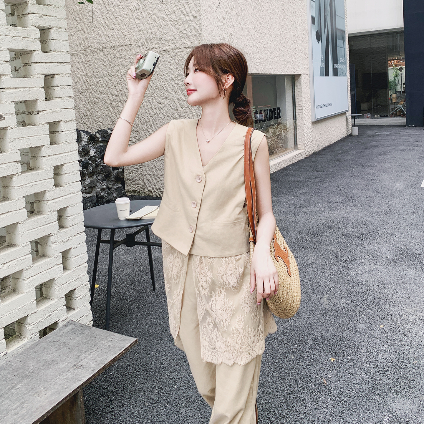 パンツセットアップ レース重ね着風ベストとワイドパンツの上品セットアップ
