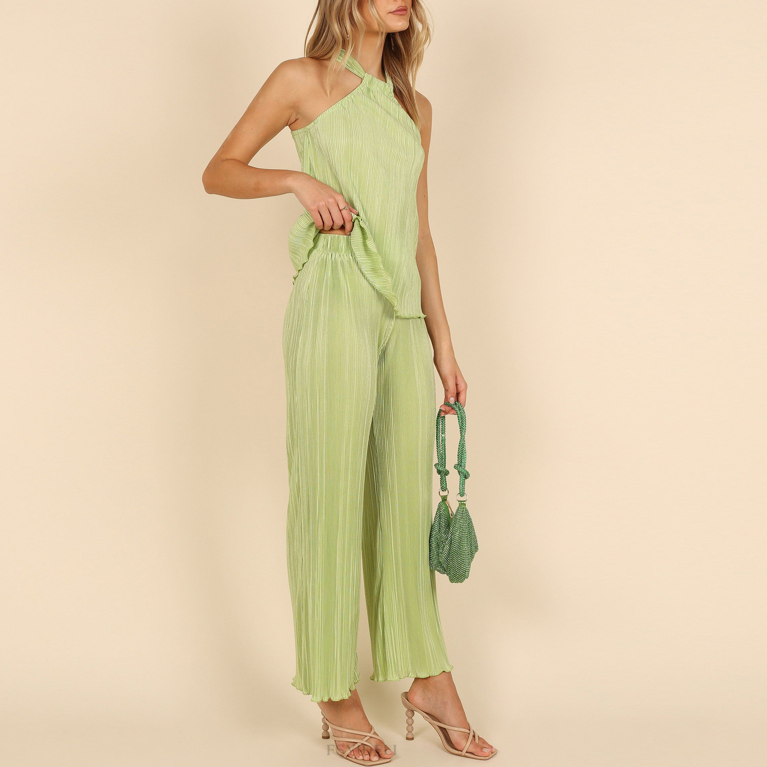 https://fulmo-img-server.com/pants-set/392945fd-529b-47f3-bab8-8d2518df162e.jpg