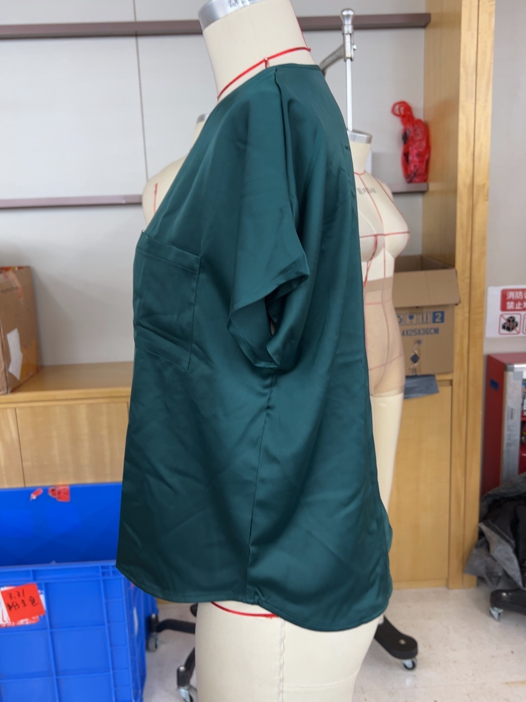 パンツセットアップ サテン風光沢ショートパンツ上下セット