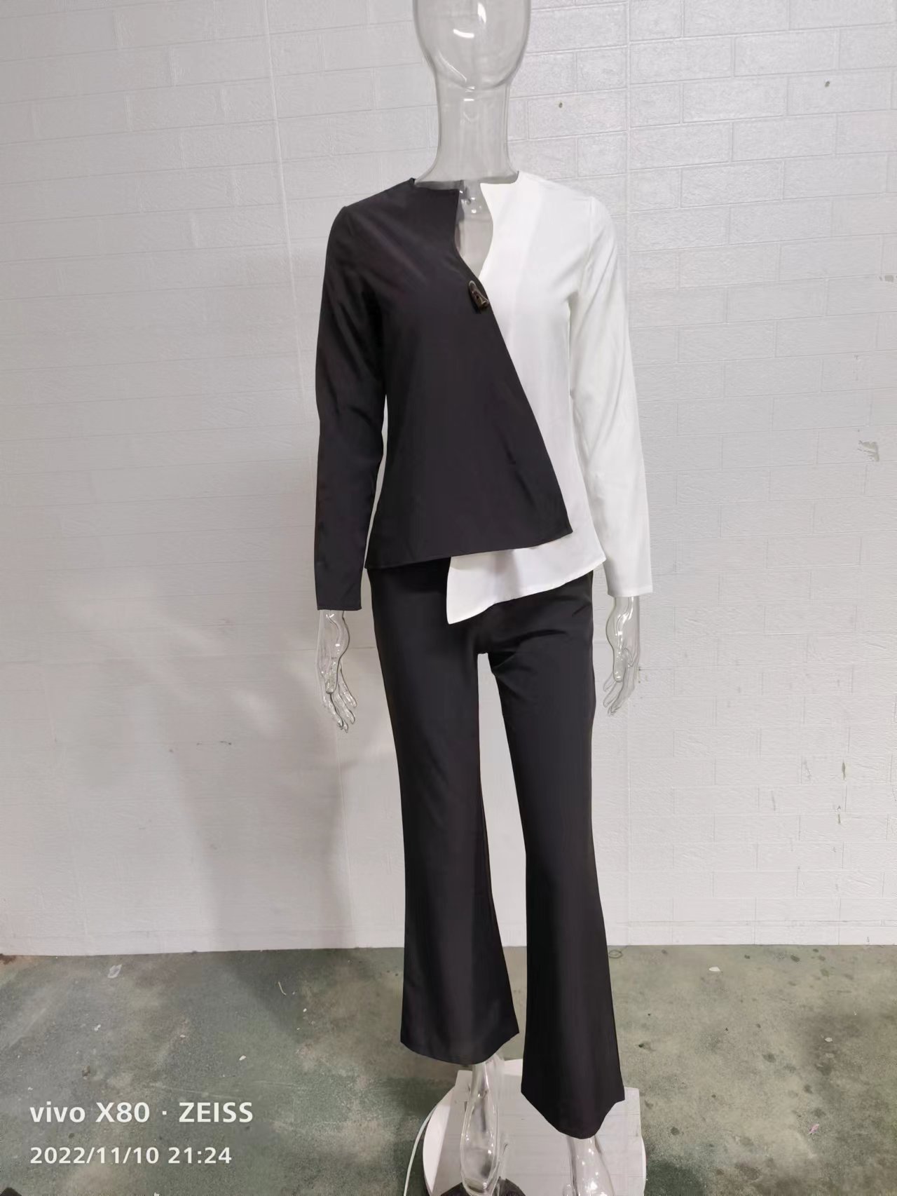 パンツセットアップ 配色切替デザインブラウスとワイドパンツセットアップ