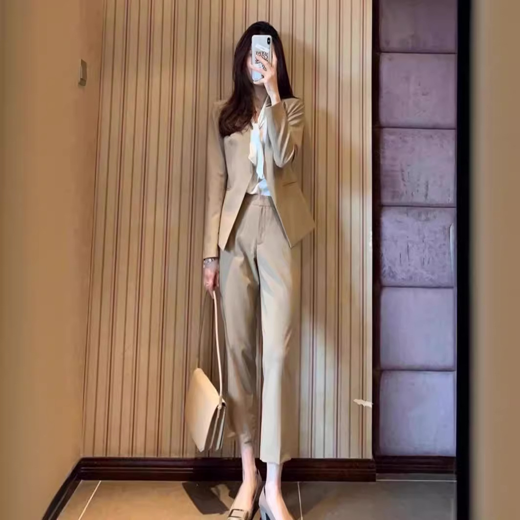 パンツセットアップ 洗練されたシルエットのパンツセットアップ