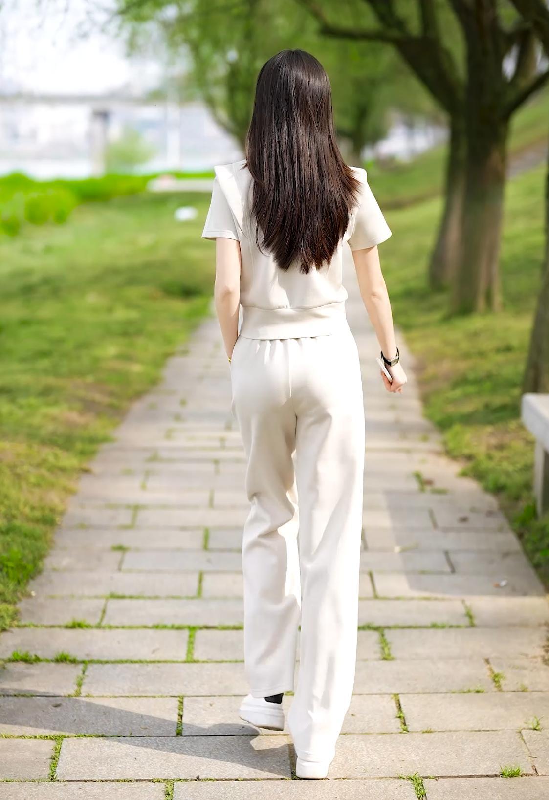 https://fulmo-img-server.com/pants-set/6a830db3-f0a3-4e65-9d3d-cebef8b08fc7.jpg