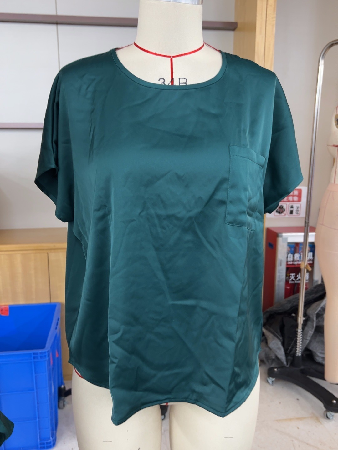 パンツセットアップ サテン風光沢ショートパンツ上下セット