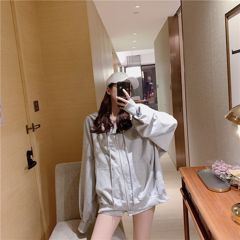 パンツセットアップ 三点式キャミソールトップとショートパンツとジャケット