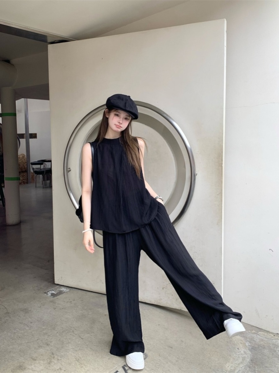 https://fulmo-img-server.com/pants-set/8b0295a3-eb79-4910-a807-3309a149664e.jpg