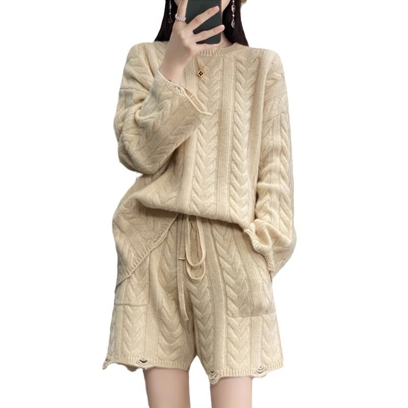 パンツセットアップ ケーブル編みニットトップスとショートパンツの二点セット