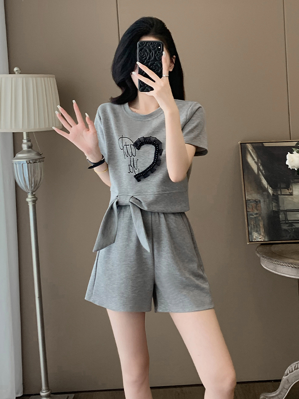 https://fulmo-img-server.com/pants-set/a0c86641-634a-45c4-a016-6c09c7193c1b.jpg