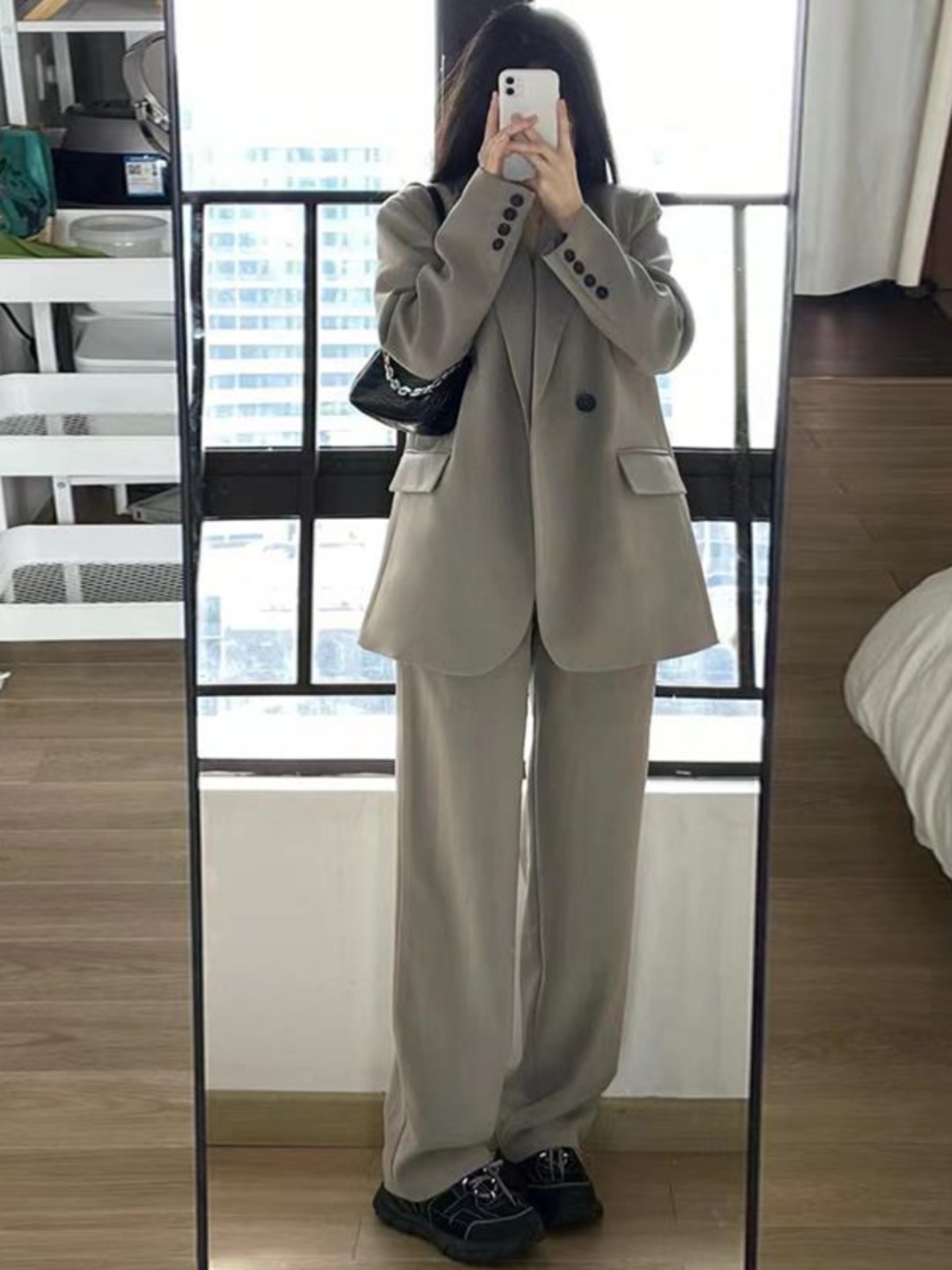 https://fulmo-img-server.com/pants-set/aacc8022-b364-44d4-8031-2c59ebff3e22.jpg
