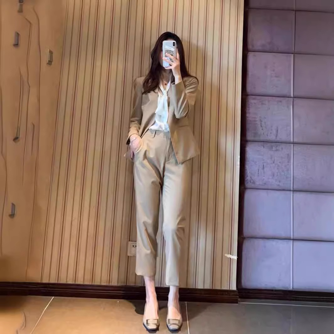 パンツセットアップ 洗練されたシルエットのパンツセットアップ