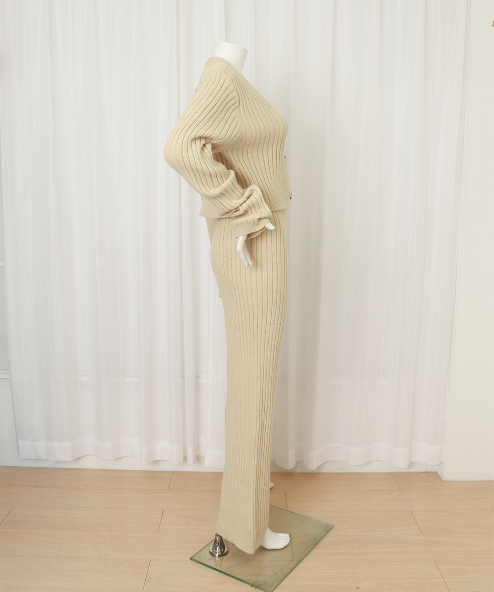 https://fulmo-img-server.com/pants-set/d3f8fc5d-8e43-4a80-8f5e-72d848ad2ac5.jpg