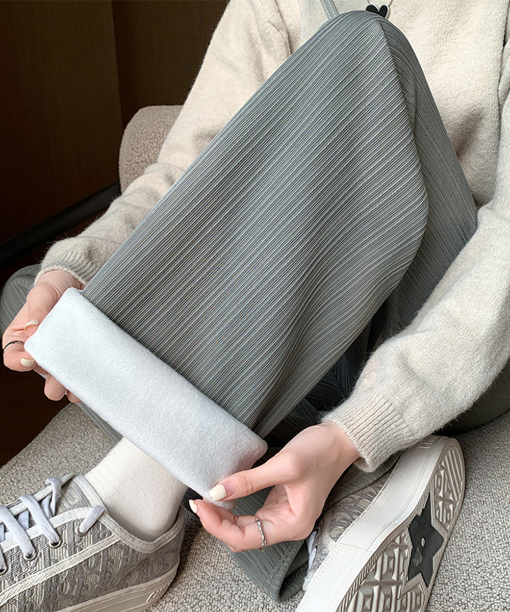 https://fulmo-img-server.com/pants-set/d61eee3a-7e69-4832-983f-6deae5c38016.jpg