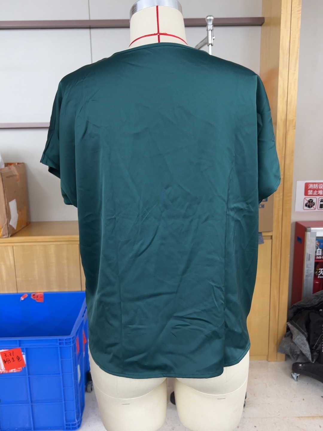 パンツセットアップ サテン風光沢ショートパンツ上下セット