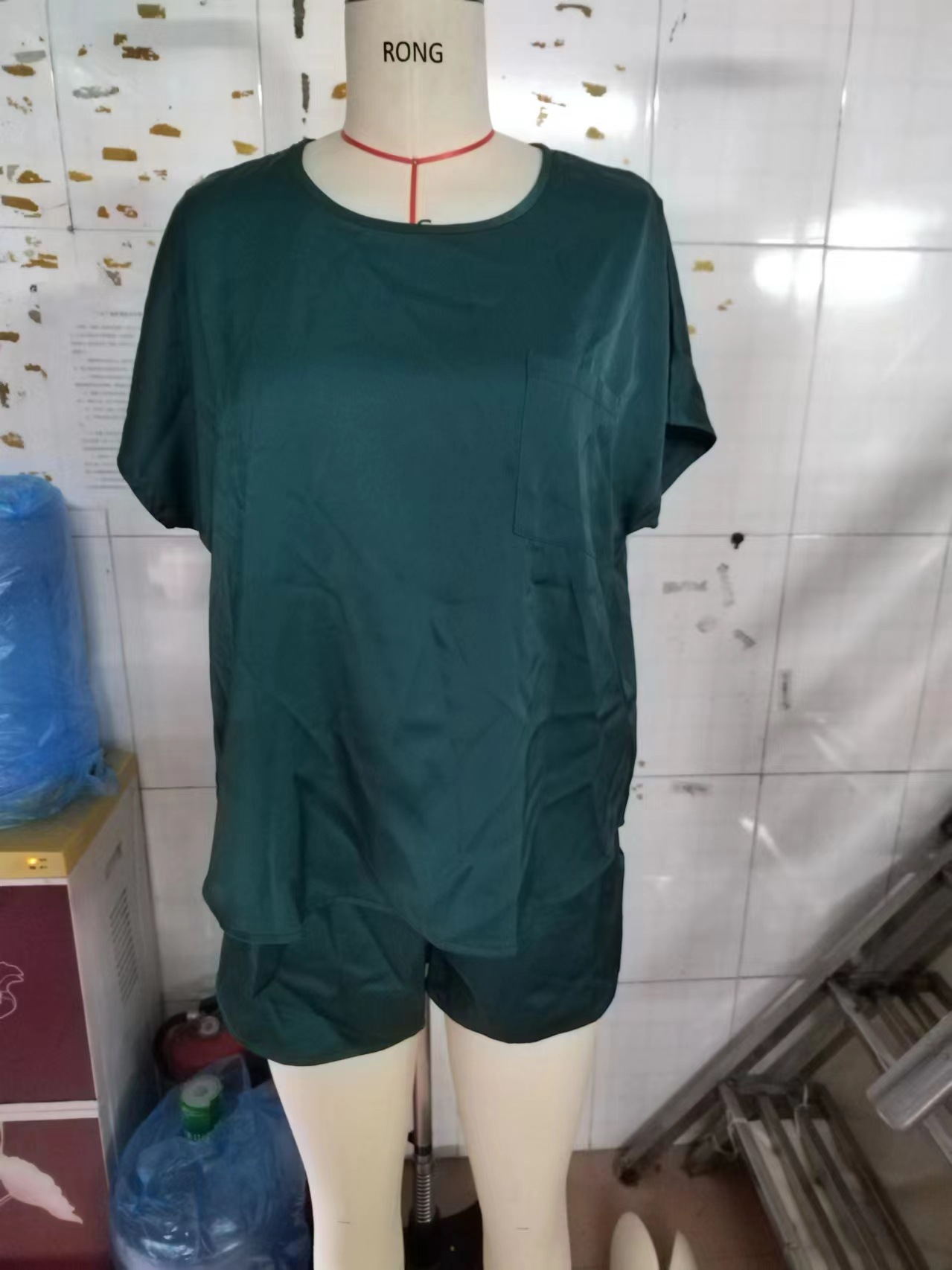 パンツセットアップ サテン風光沢ショートパンツ上下セット