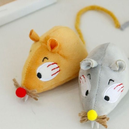 猫 おもちゃ もちもちネズミの壁飾り