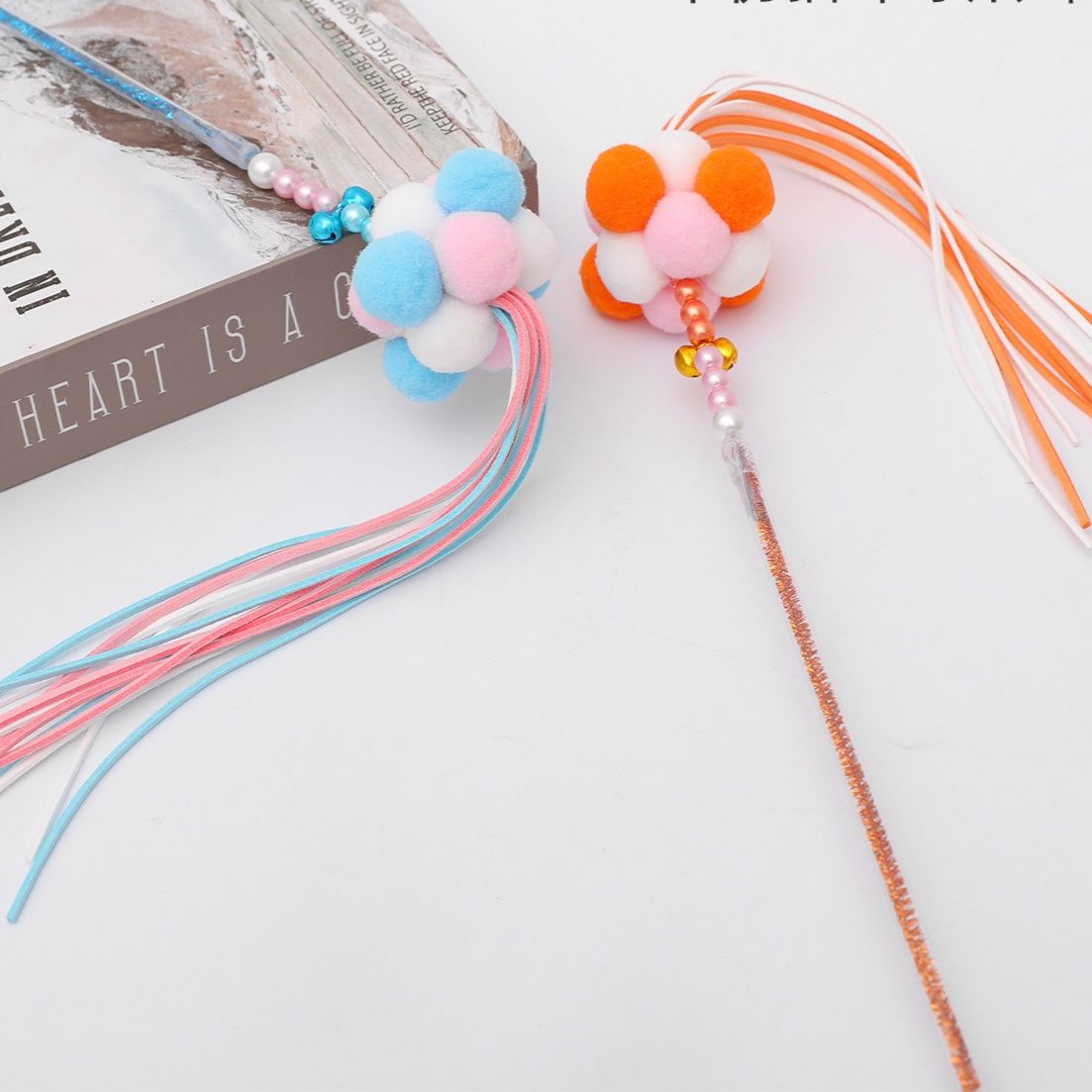 猫 おもちゃ ふわふわ鈴付き毛糸玉リボン 猫じゃらし