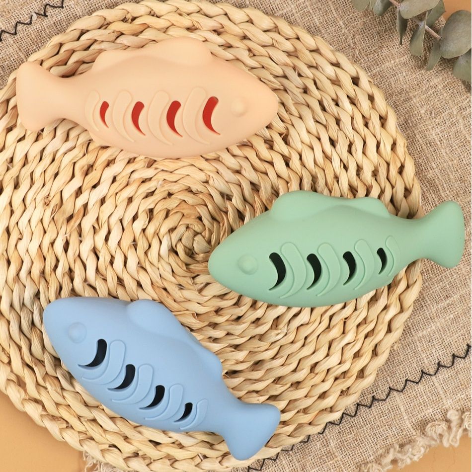 猫 おもちゃ 魚型おやつ入れ猫用知育蹴りぐるみ