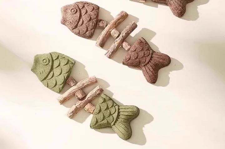 猫 おもちゃ 魚骨型天然木製蹴りぐるみ猫用玩具