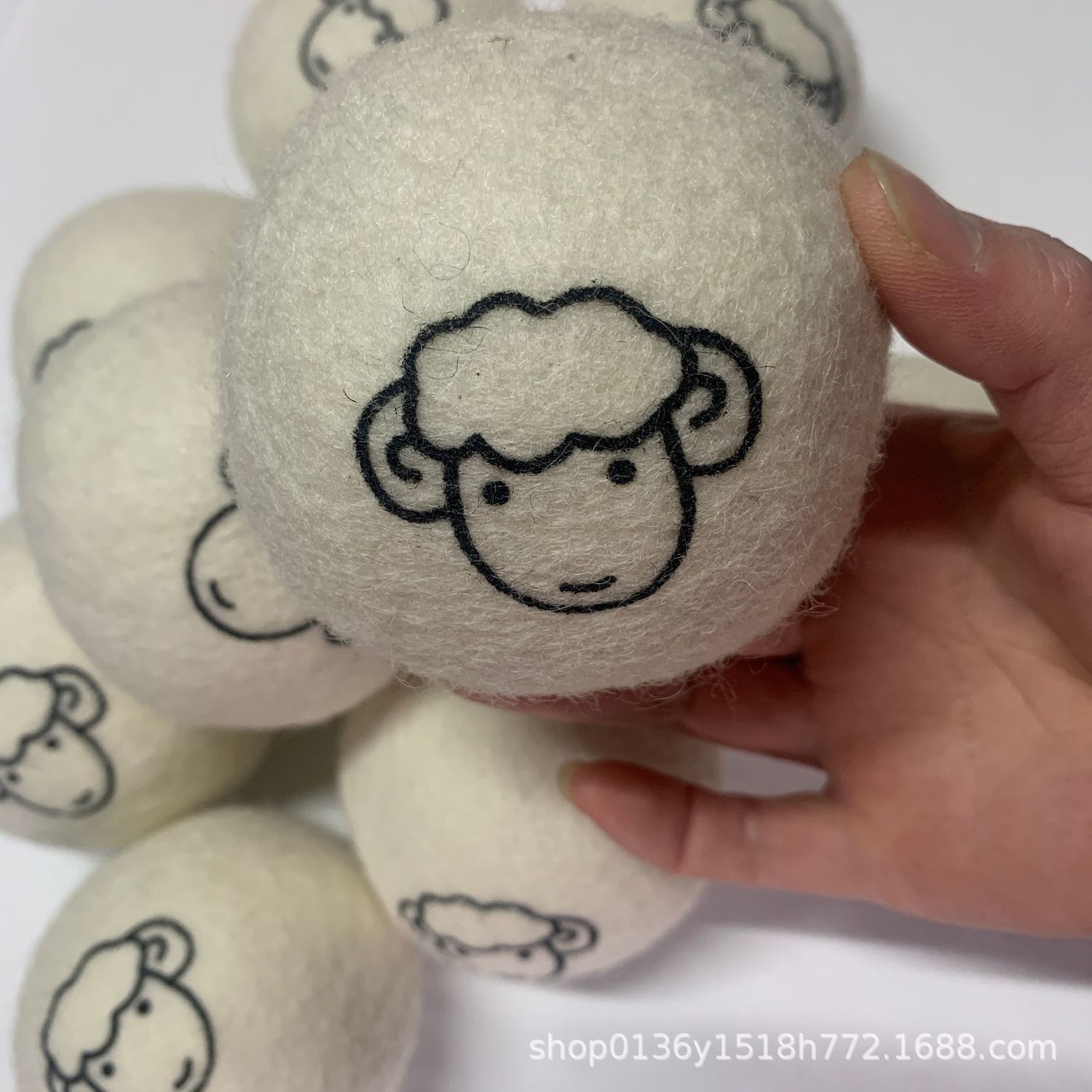 猫 おもちゃ 羊さん顔柄ふわふわ羊毛フェルトボール