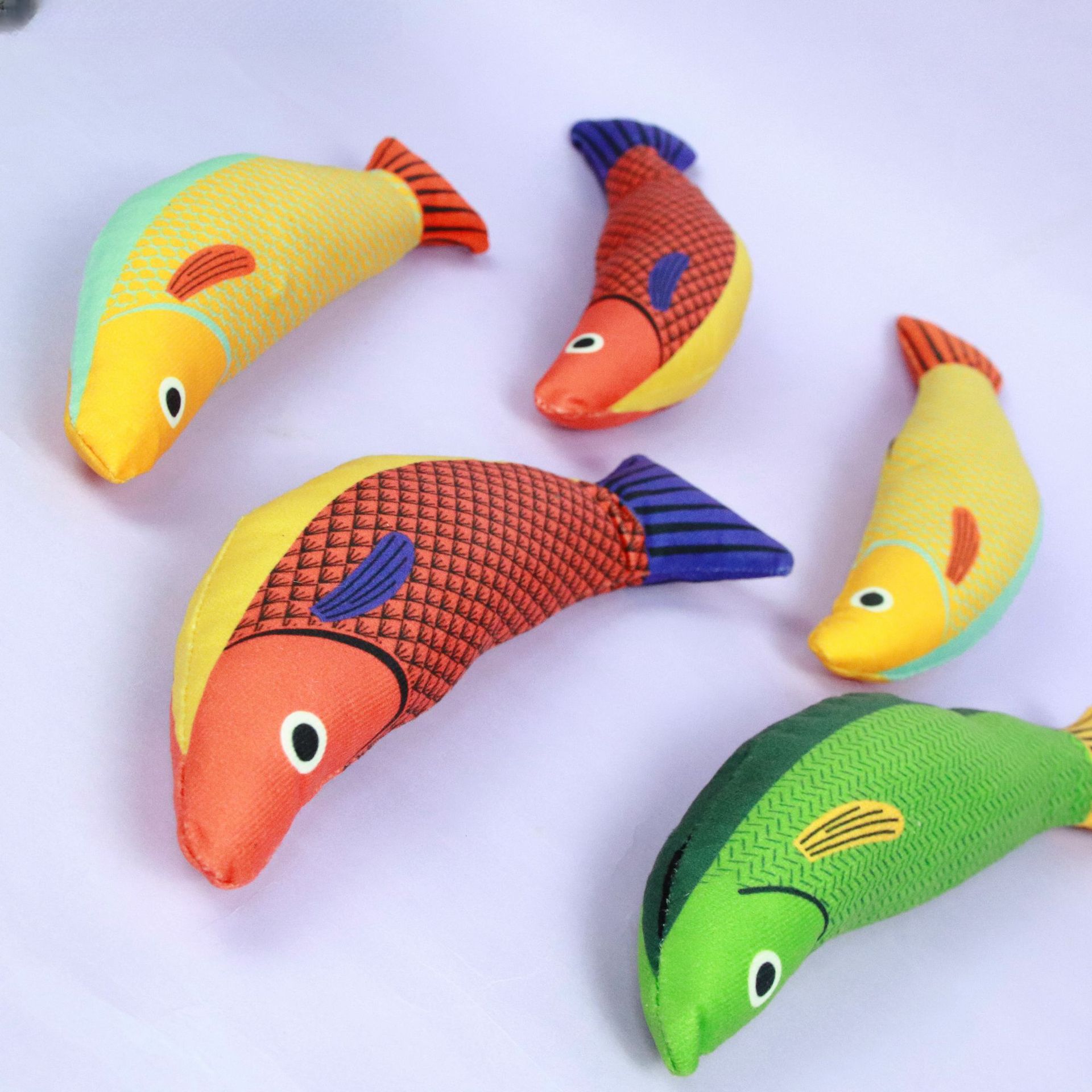 猫 おもちゃ 噛んで遊べるぬいぐるみ　魚おもちゃ