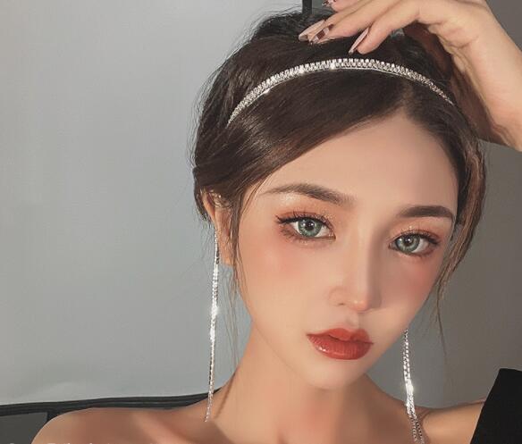 結婚式お呼ばれドレス 上品な輝き ラインストーンカチューシャ ヘアアレンジ