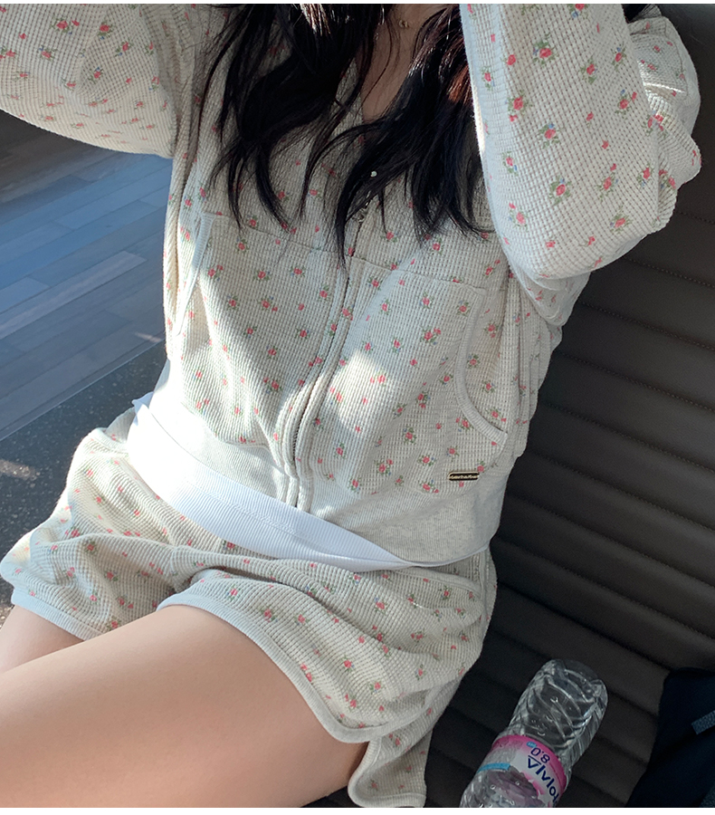 柄 パンツ 小花模様のセットアップ