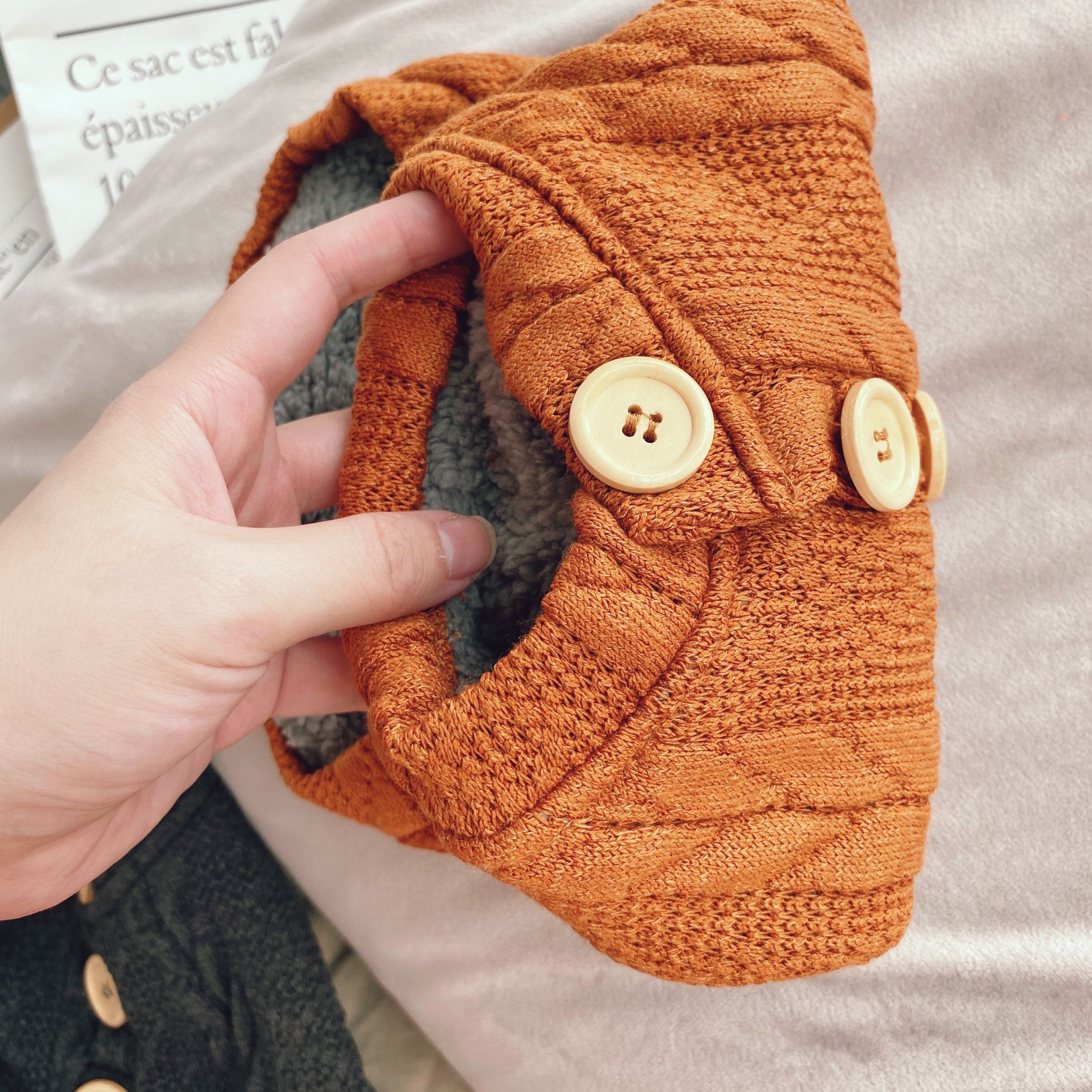 犬服 木製ボタン付きケーブル編みニットベスト