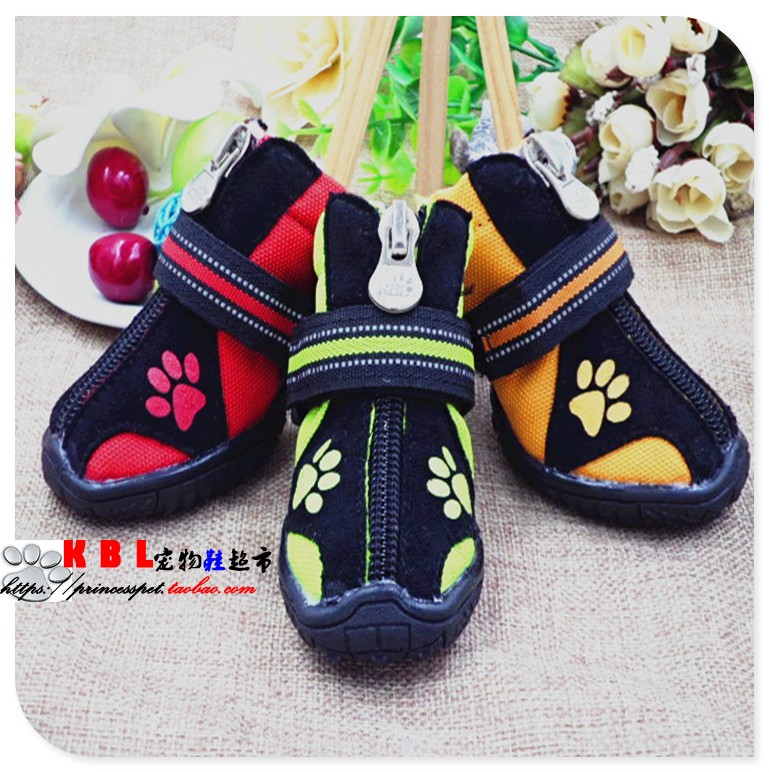 犬服 肉球刺繍入り面ファスナー式運動靴