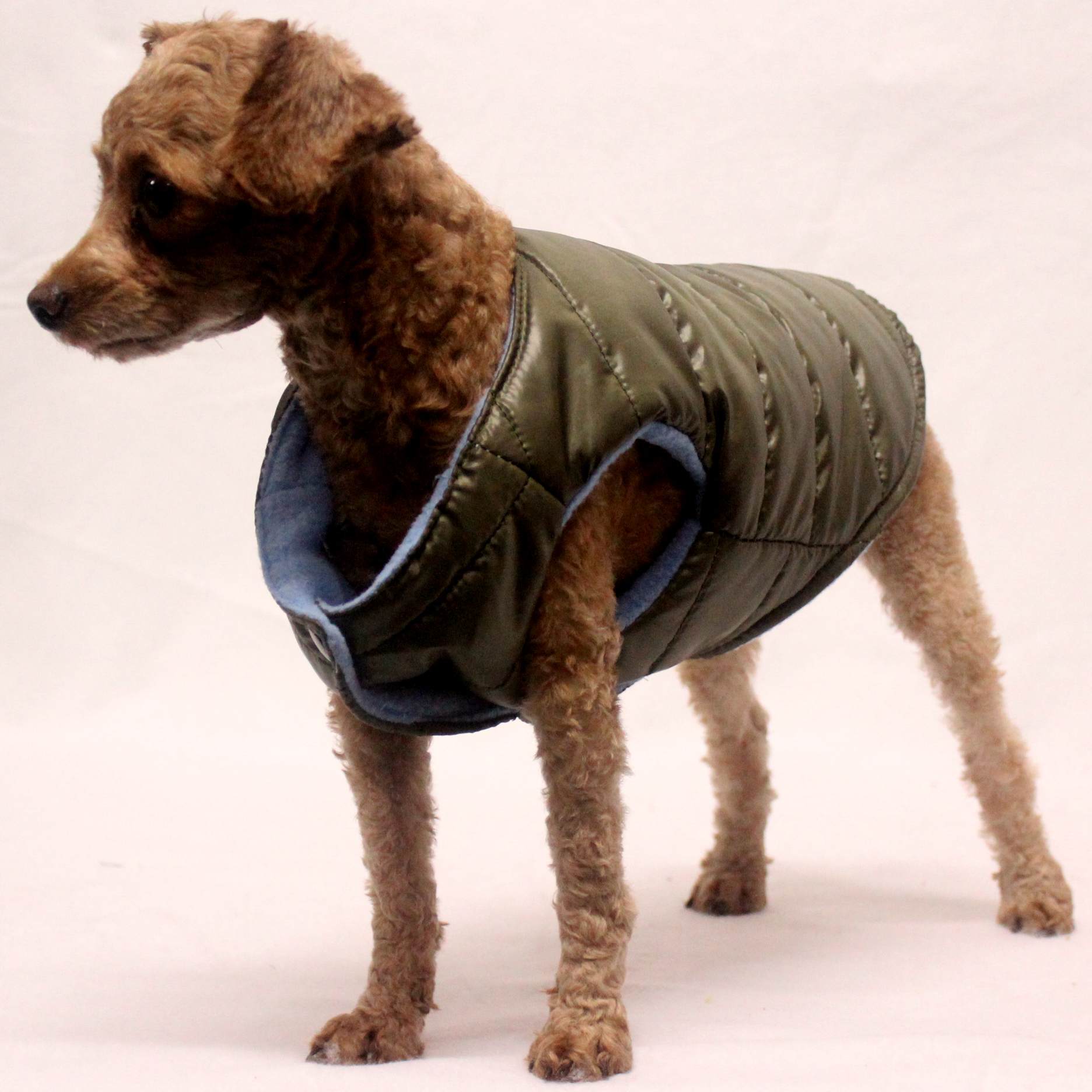 犬服 リバーシブル仕様の軽量キルティング犬用防寒ベスト