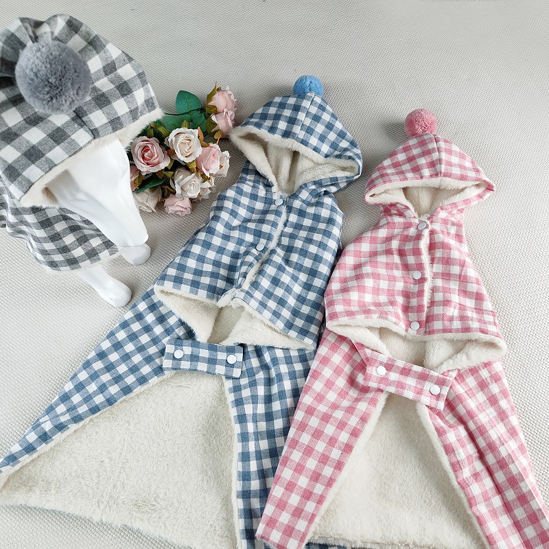 犬服 チェック柄ボンボン付きもこもこ裏地パーカー