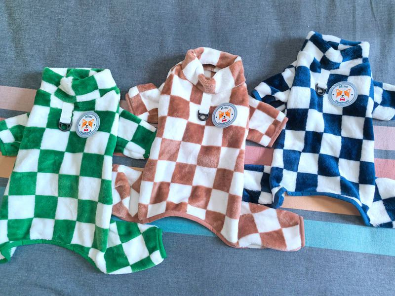 犬服 市松模様のもこもこ四つ足つなぎトレーナー